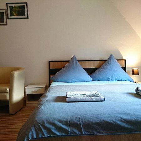 Nest City - Not A Hotel, Private Room With Shared Showers, No Parking, Breakfast, Or Kitchen, Towels Available For A Fee, Check-In 4 Pm To 11 Pm คอนสตานซ์ ภายนอก รูปภาพ
