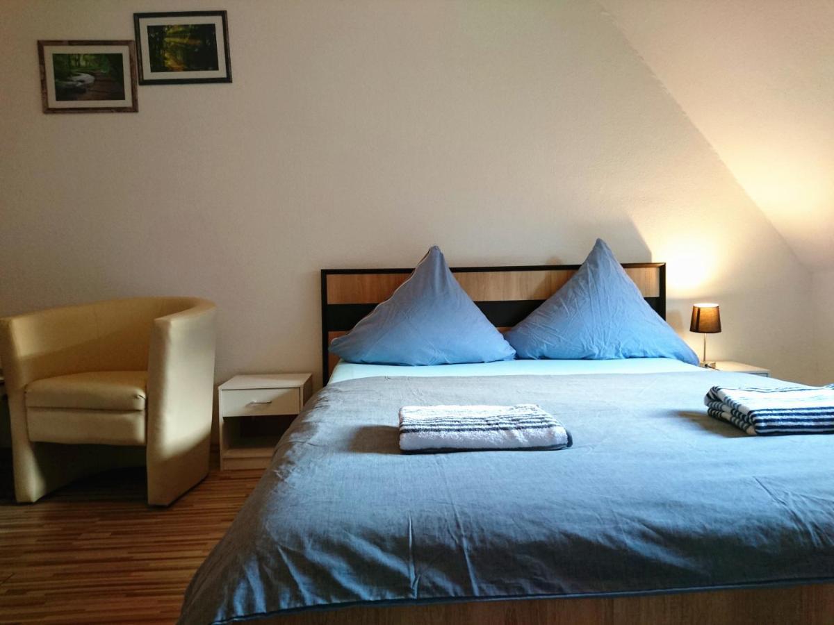Nest City - Not A Hotel, Private Room With Shared Showers, No Parking, Breakfast, Or Kitchen, Towels Available For A Fee, Check-In 4 Pm To 11 Pm คอนสตานซ์ ภายนอก รูปภาพ