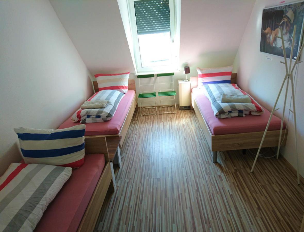 Nest City - Not A Hotel, Private Room With Shared Showers, No Parking, Breakfast, Or Kitchen, Towels Available For A Fee, Check-In 4 Pm To 11 Pm คอนสตานซ์ ภายนอก รูปภาพ
