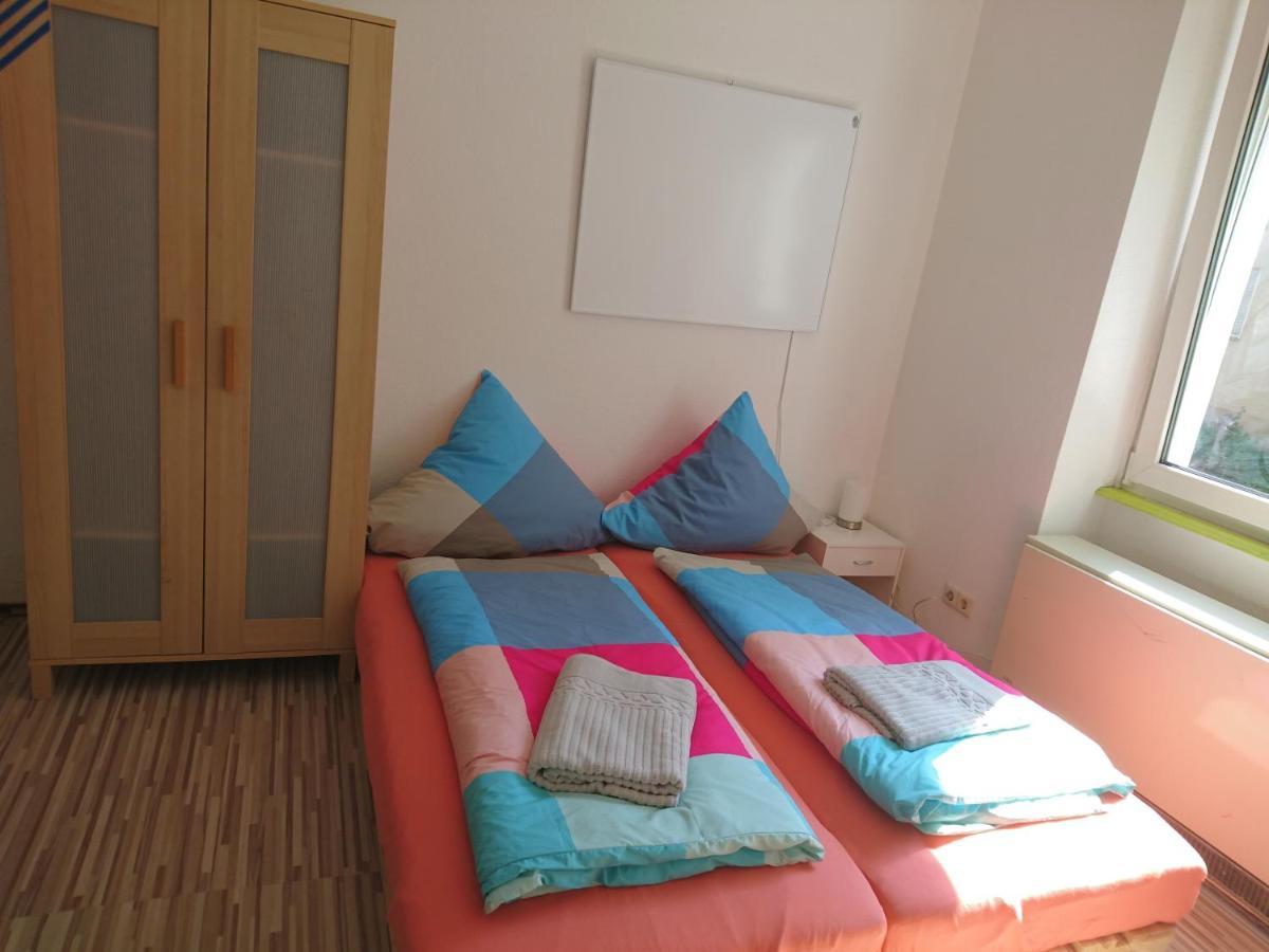 Nest City - Not A Hotel, Private Room With Shared Showers, No Parking, Breakfast, Or Kitchen, Towels Available For A Fee, Check-In 4 Pm To 11 Pm คอนสตานซ์ ภายนอก รูปภาพ